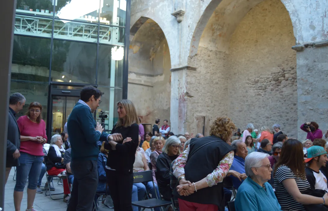 Al pati de Sant Agustí, els de Junts. L’exalcalde, Albert Batalla, entre el públic. Darrere, el candidat Jordi Fàbrega.  