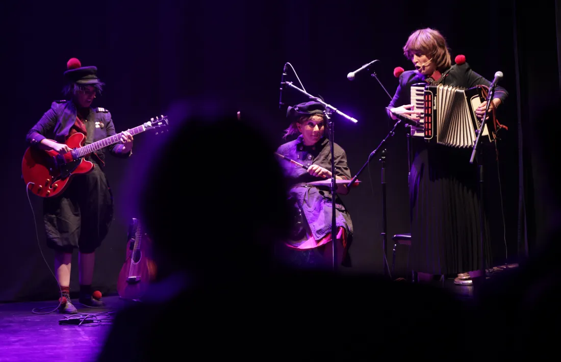El trio musical, Bernadette, Eulali i Buti, va fer d'augustt i de cara blanca i va marcar un ritme perfecte a l'espectacle.