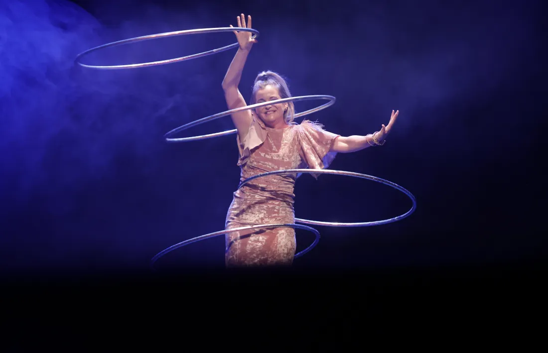 Amelia Cadwallader va obrir la funció i va un moment estel·lar quan va aprofitar el monyo per fer rodar el hula hoop.