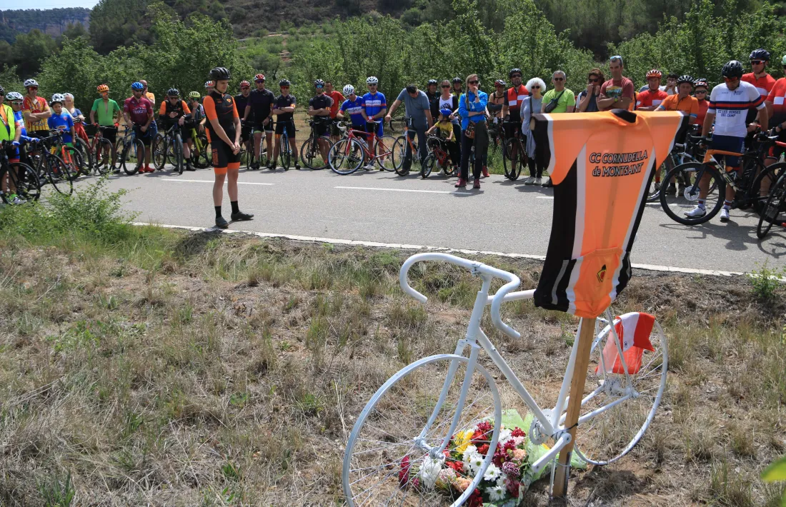 L’homenatge a Pimienta, amb una bicicleta blanca i un ram de flors.