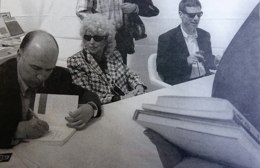 Peter Cameron, al fons, firmant exemplara d’‘Andorra’ a la plaça del Poble, el dia de Sant Jordi del 1998. A l'esquerra, Joan Peruga: era l'època de Últim estiu a Ordino.