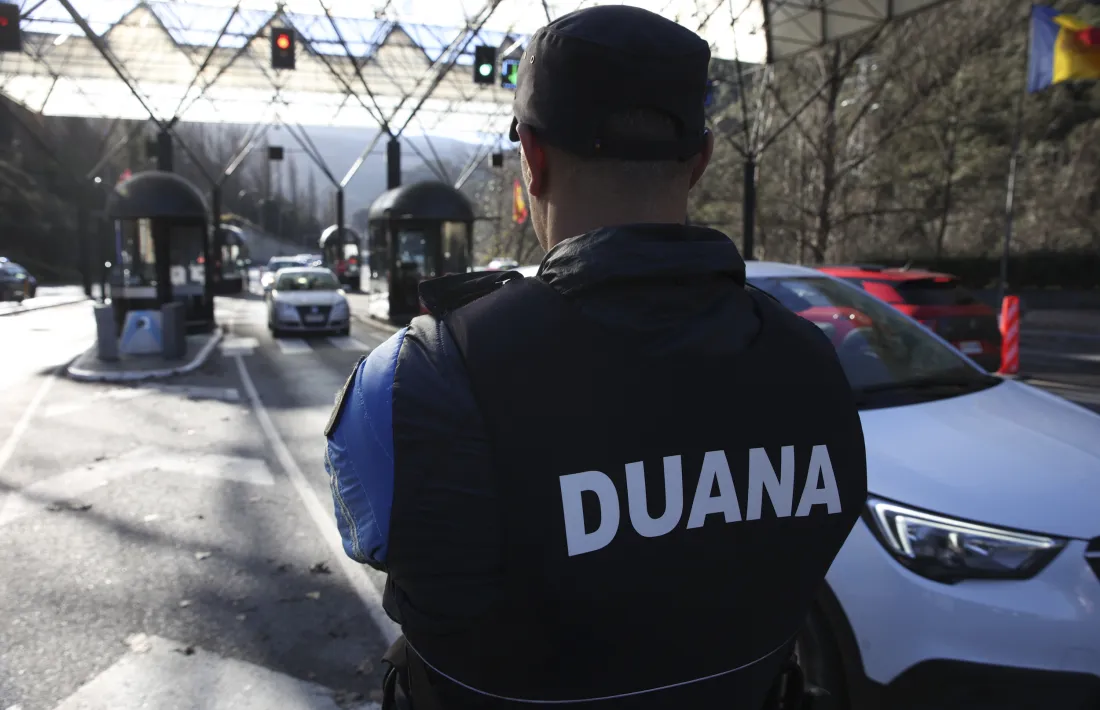 Un agent de la duana a la frontera del riu Runer.