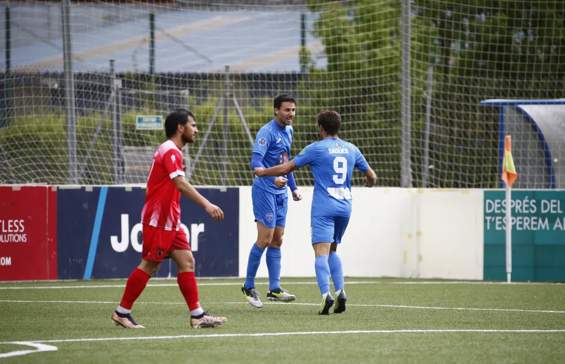 Riverola celebra un dels seus dos gols.