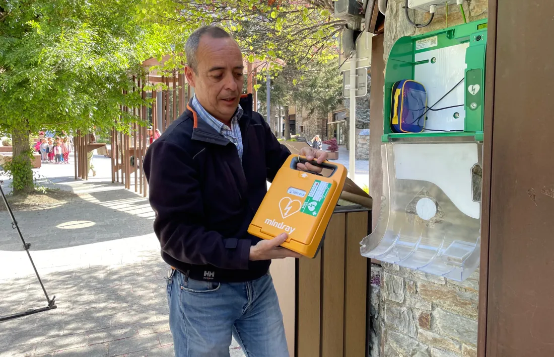 El cap d'àrea dels serveis centrals de la Creu Roja Andorrana, Quim Fenoll, mostra un dels desfibriladors.