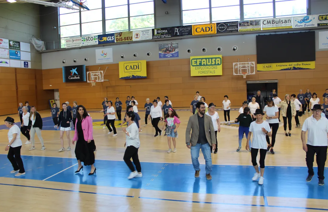 Coreografies per als participants. Amb autoritats: Milà i Viaplana s'hi han afegit. 