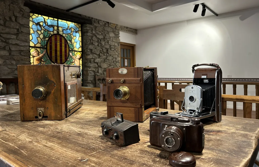 La mostra inclou també la col·lecció de càmeres analògiques de Fernando Herrador.