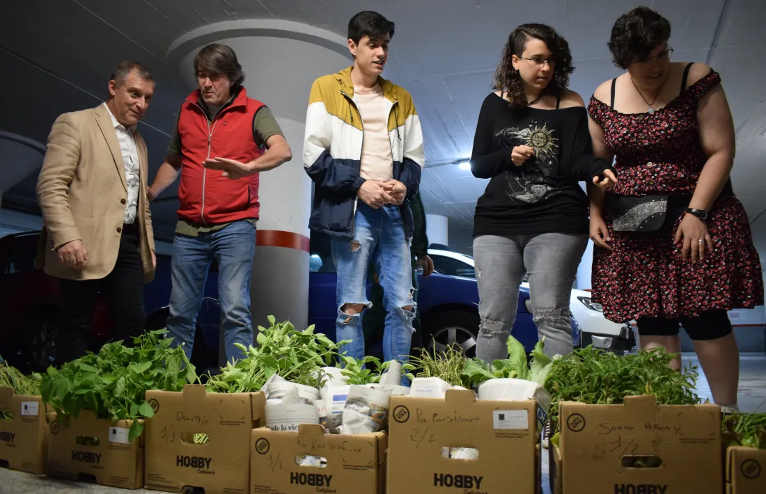 El cònsol major lauredià, Josep Majoral, el pagès Robert Capdevila i els estudiants de l'UdA amb el planter per cultivar als horts socials.