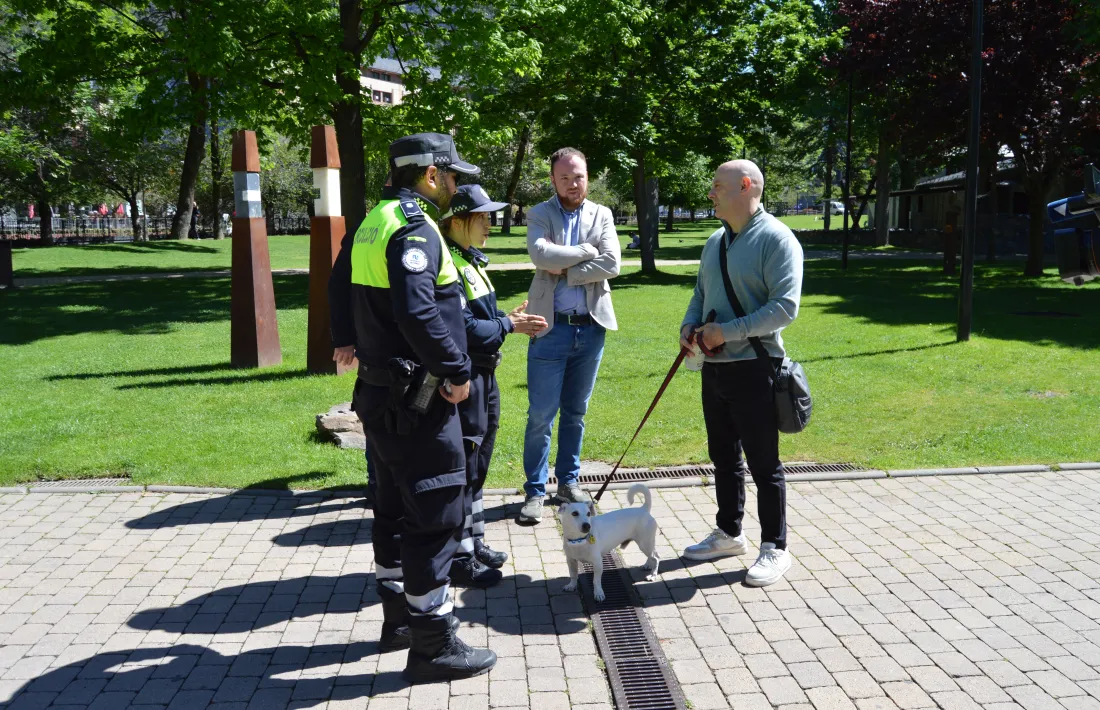 Els agents cívics del Comú d'Andorra la Vella conversen amb el propietari d'un gos.