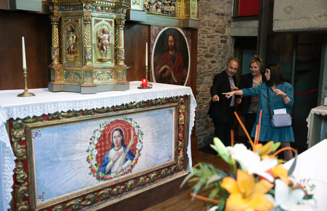 La cònsol d'Encamp, Laura Mas, assenyala el frontal d'altar amb l'efígie de Santa Eulàlia.