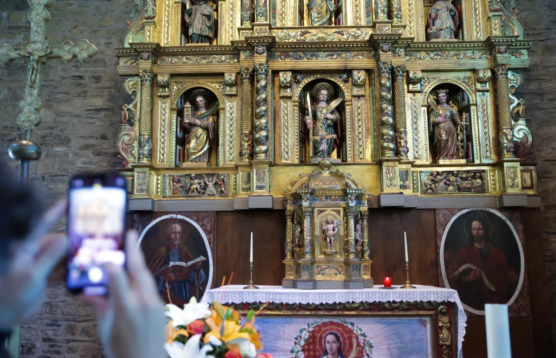 El retaule major de Santa Eulàlia va ser daurat el 1701. Les dues taules i el frontal es van retirar en la reforma del 1926, i el basament, a la del 1988, quan l’estructura, inclòs el sagrari, van quedar penjant del mur. Ara se n’ha restituït la disposició original.