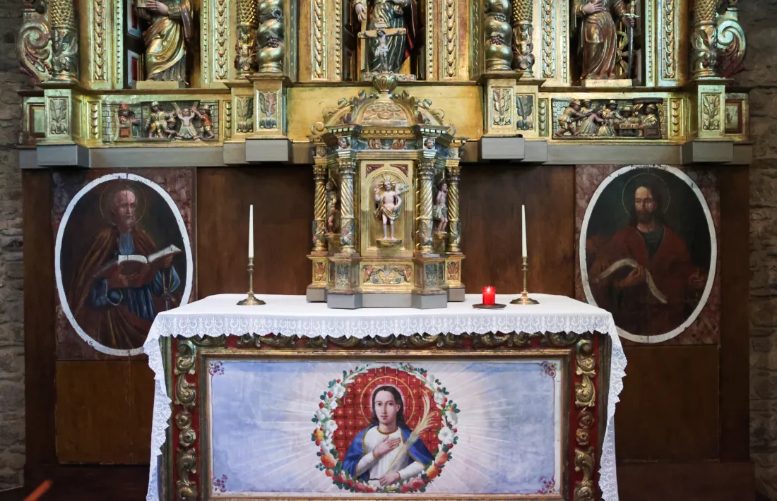 Els tres elemets que s'han restaurat i restituït van ser retirats del retaule amb la reforma del 1926, que també va eliminar l'absis romànic de Santa Eulàlia.