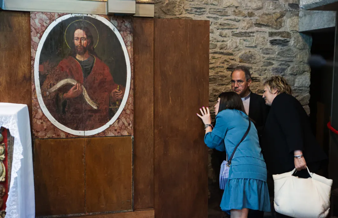 El retaule continua penjant del mur, tot i que ara també es recolza sobre el nou bastiment.