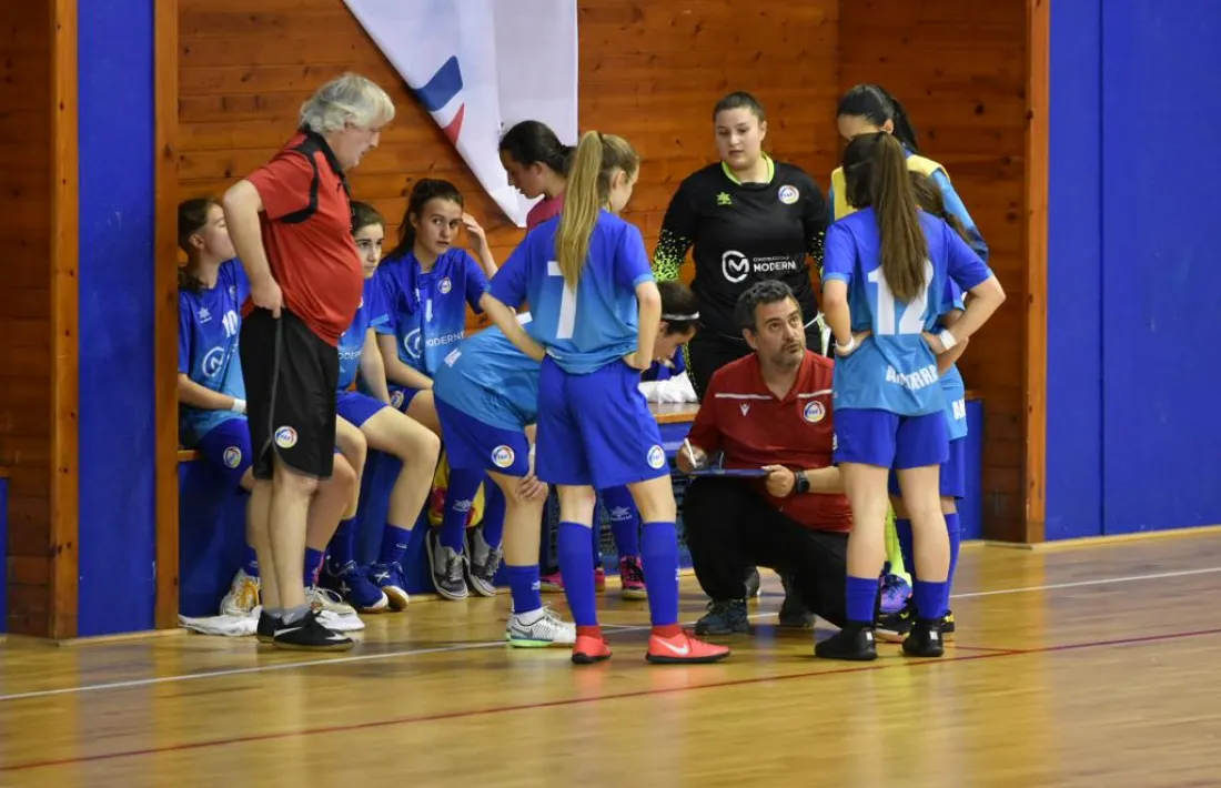 L'equip juvenil de l'Enfaf de futbol sala dirigit per Lluís Cruz.