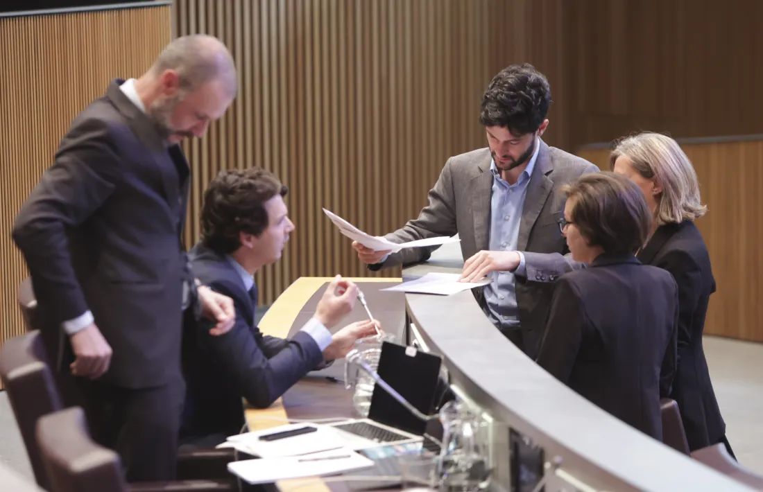 El candidat a cap de Govern de Concòrdia, Cerni Escalé, repassa el seu discurs en el debat d’investidura amb la resta de companys del grup parlamentari.