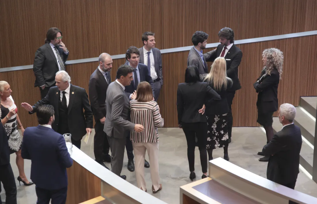 El síndic general, Carles Ensenyat, s’interessa per la salut d’Escalé un cop recuperat.