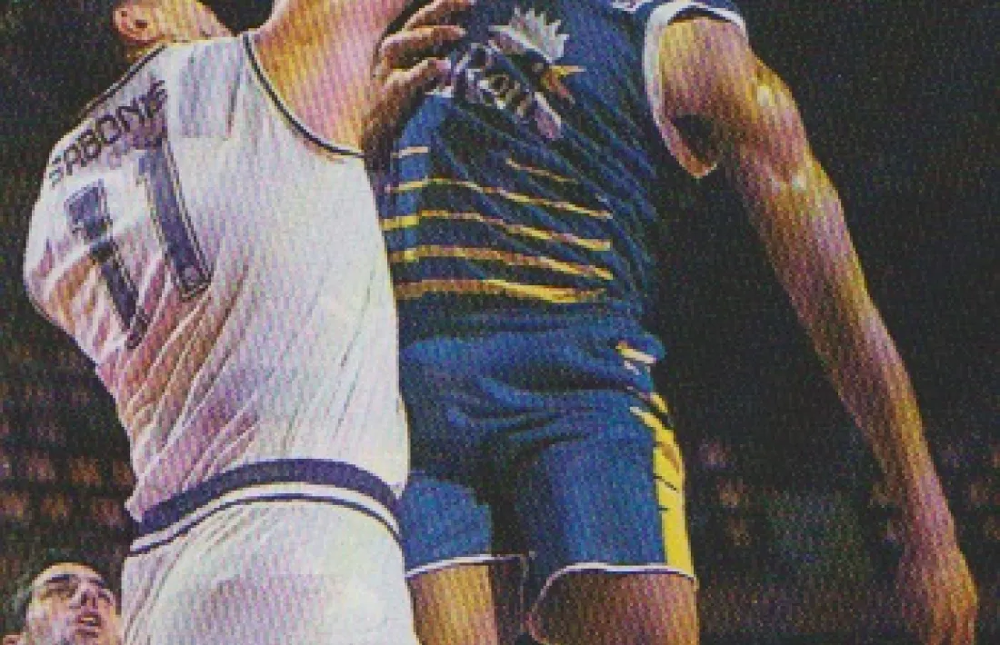 Chandler Thompson, tot un espectacle, davant de Sabonis.