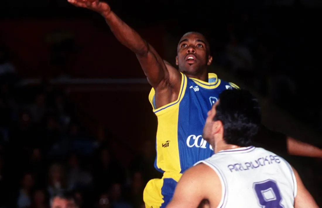 Andre Turner, tot un clàssic a la Lliga ACB, fent una safata davant Arlauckas.