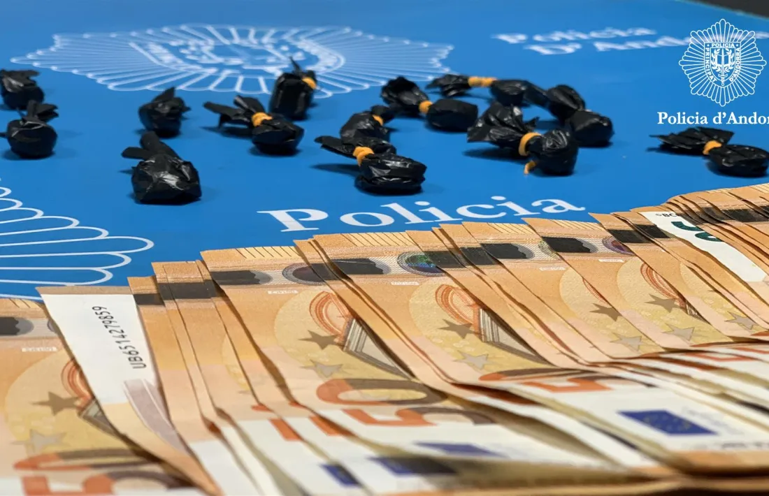 Imatge dels embolcalls i els diners comissats.