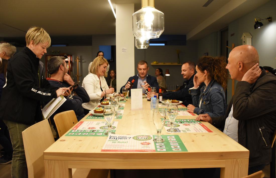 Els membres del Comú en la inauguració de la Ruta de la tapa.