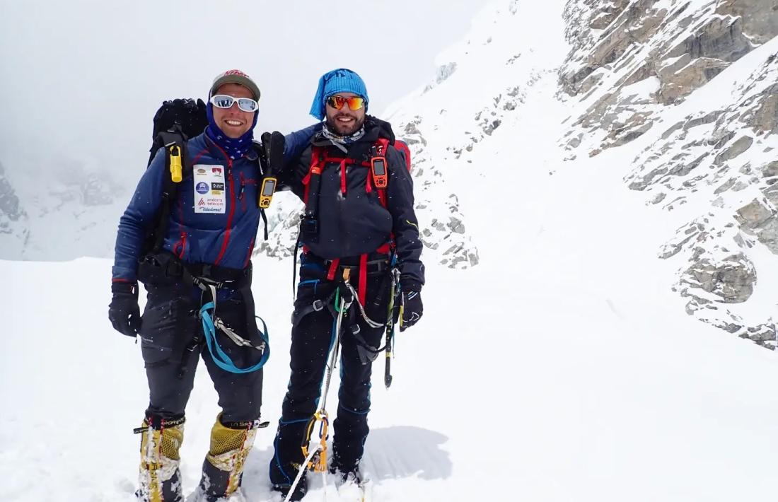 Stefi Troguet i Gonzalo Fernández i Domi Trastoy esperen una finestra de bon temps.