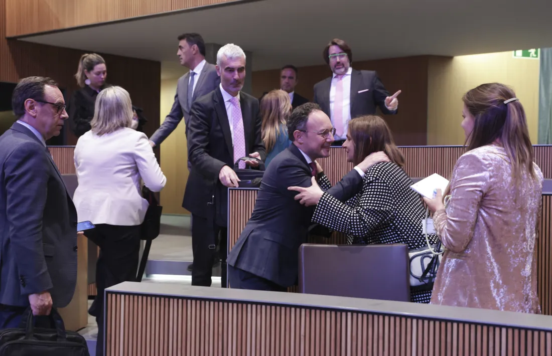 Xavier Espot, ja com a cap de Govern electe, rep les felicitacions dels parlamentaris del grup demòcrata.