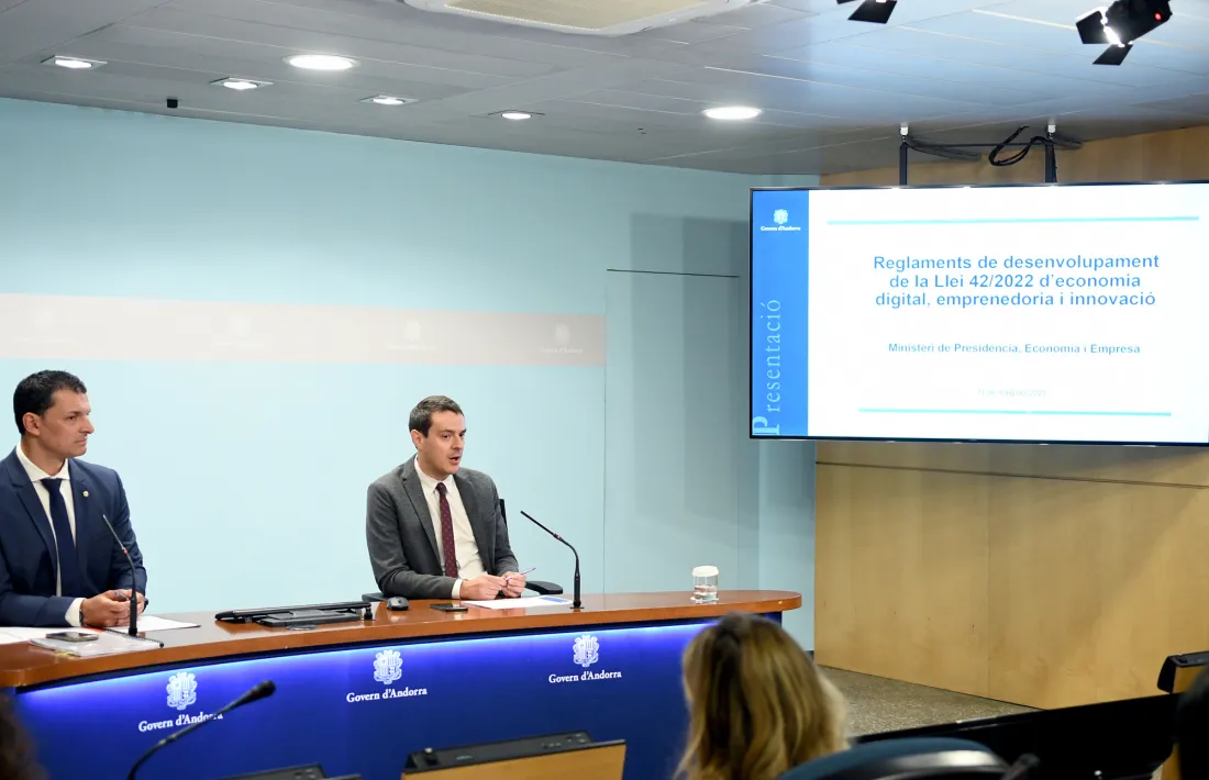 Jordi Gallardo i Marc Galabert han presentat avui els reglaments d’economia digital.