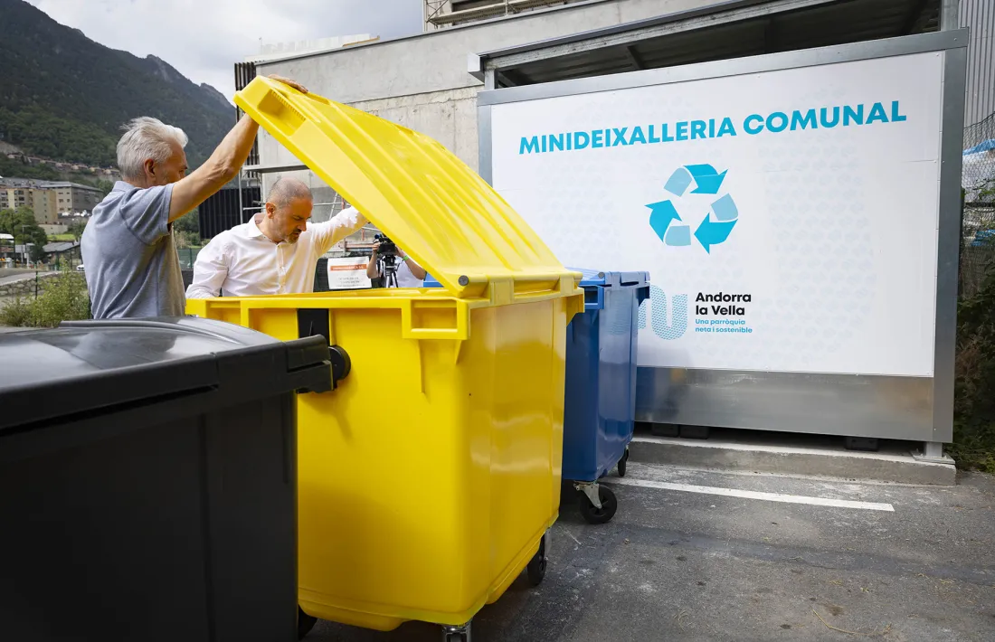 El conseller de Sostenibilitat i Innovació, Gerard Estrella, revisant els contenidors en una minideixalleria de la parròquia.