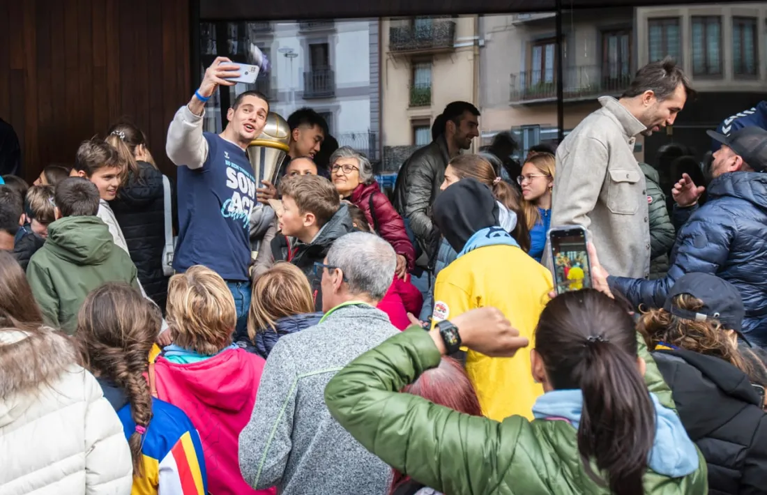 Juan Rubio fent-se un 'selfie' amb un aficionat.