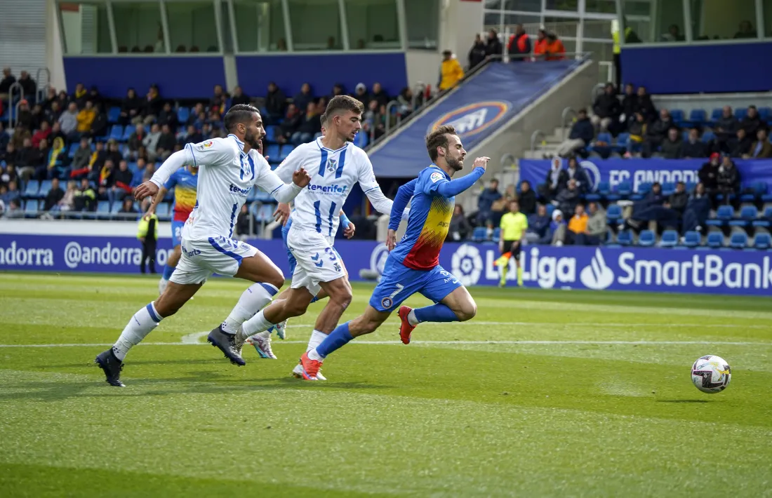 Héctor Hevel va provocar el penal contra el CD Tenerife, però no va ser l’àrbitre qui el va xiular, sinó el VAR.
