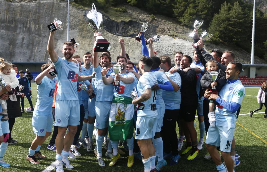 Víctor Pérez, un ex-primera divisió espanyola, amb el primer títol de campió de la Lliga Multisegur Assegurances de l’Atlètic Escaldes.