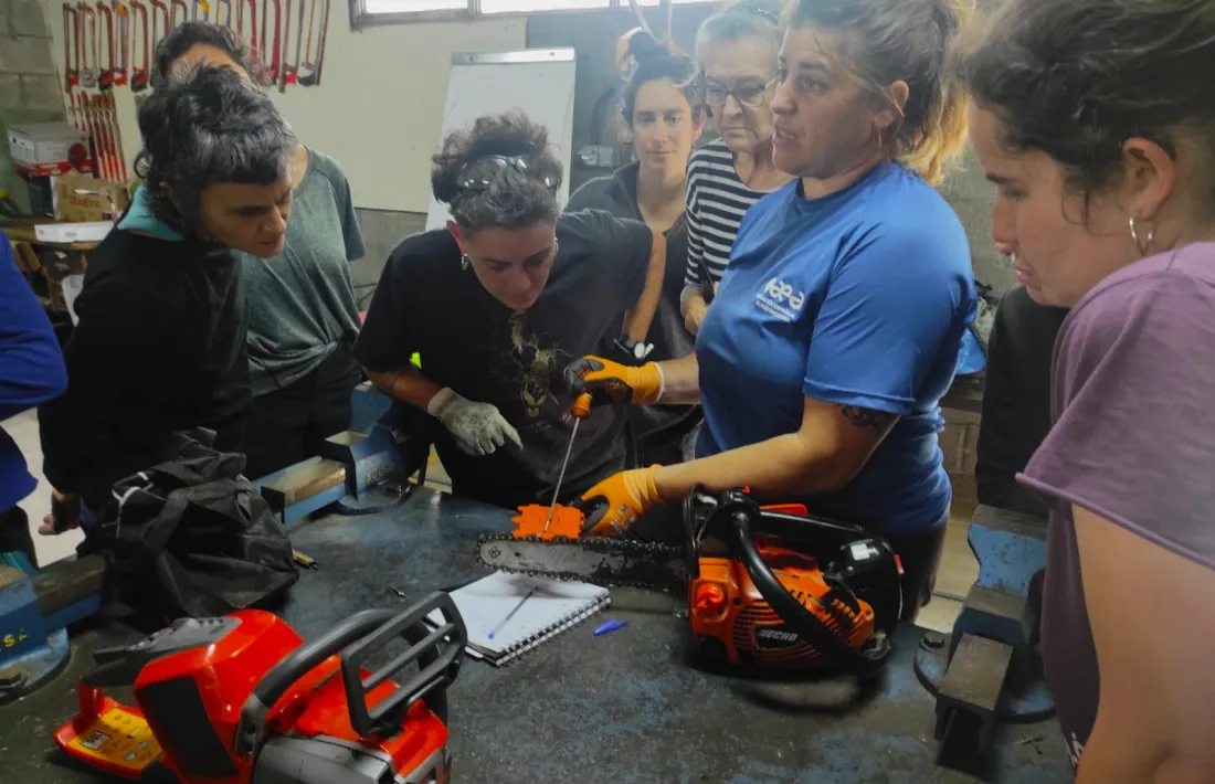 Una dotzena de dones han participat en la formació, amb part de la pràctica sobre el terreny i explicacions de l'eina. 