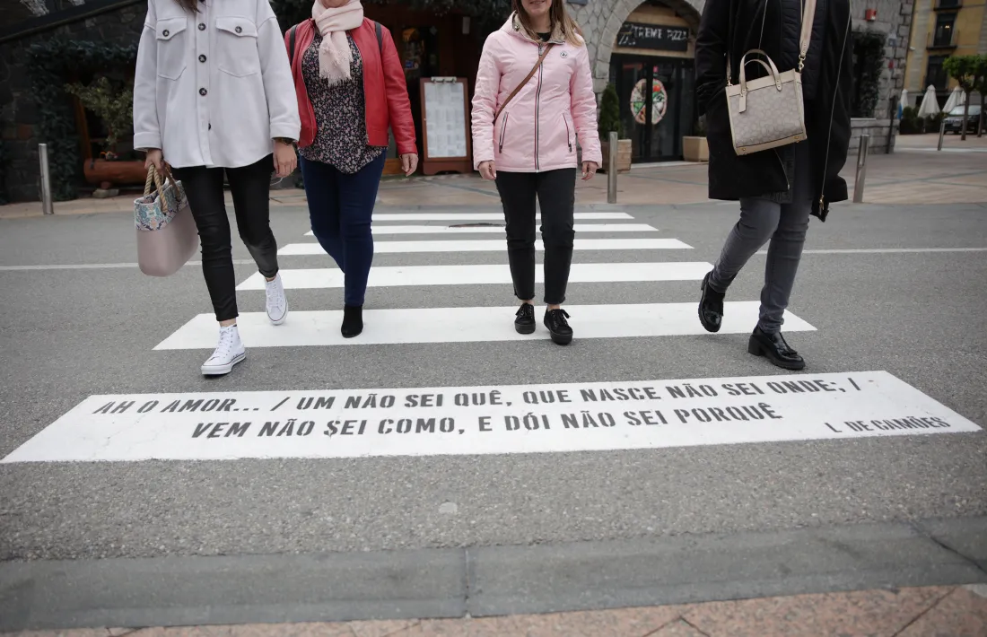 Uns versos de Camoes il·luminen el pas de vianants de Doctor Vilanova, just davant del Dos Caçadors.
