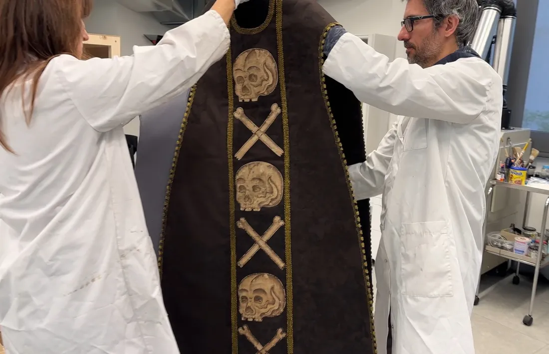 Mireia Tarrés i Lluís Segura reben a Patrimoni la casulla, que s’ha restaurat al taller de la restauradora catalana Montserrat Xirau. 