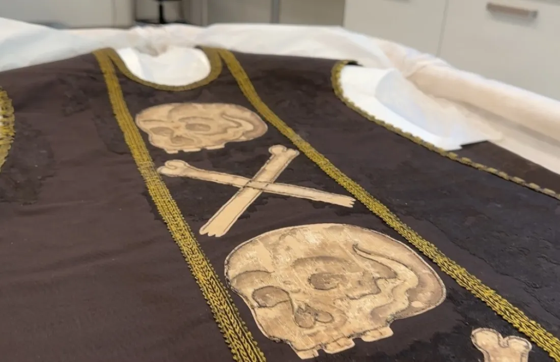 S’ha construït un bastidor ad hoc per poder-la exposar pròximament al Rosaleda.