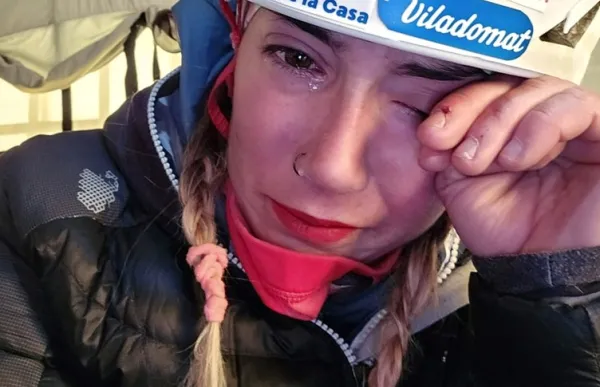 p._29_stefi_troguet_plorant