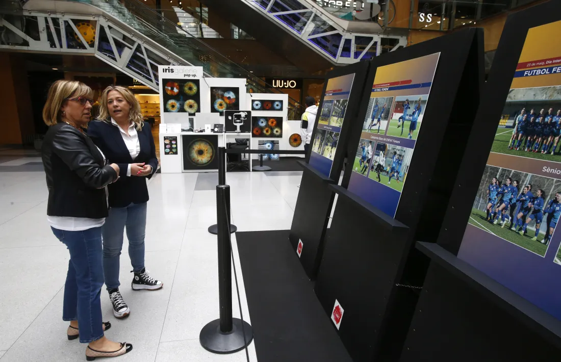 Mònica Codina i Anna Pazos, a l'exposició del futbol femení a Andorra de la Illa Carlemany.