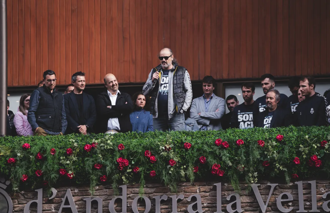 Solana, al balcó del Comú de la capital.