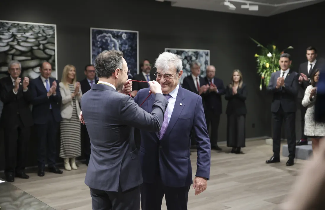 El cap de Govern, Xavier Espot, col·loca la medalla al titular de Relacions Institucionals, Educació i Universitats, Ladislau Baró.