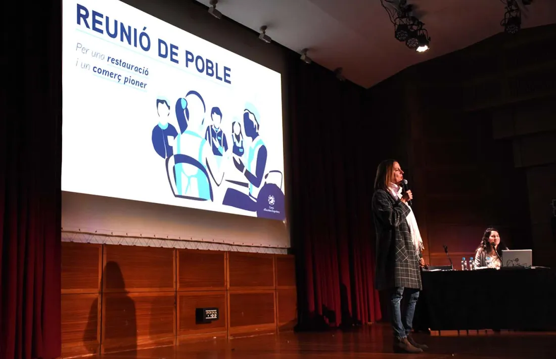 La cònsol major escaldenca, Rosa Gili, amb la coordinadora de comerç de fons.