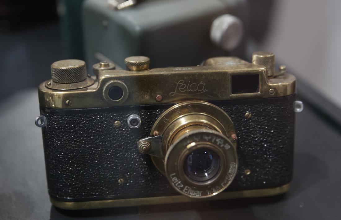 La Leica de veritat de la col·lecció Herrador: data del 1930 i al seu costat hi ha una còpia soviètica del 1947.