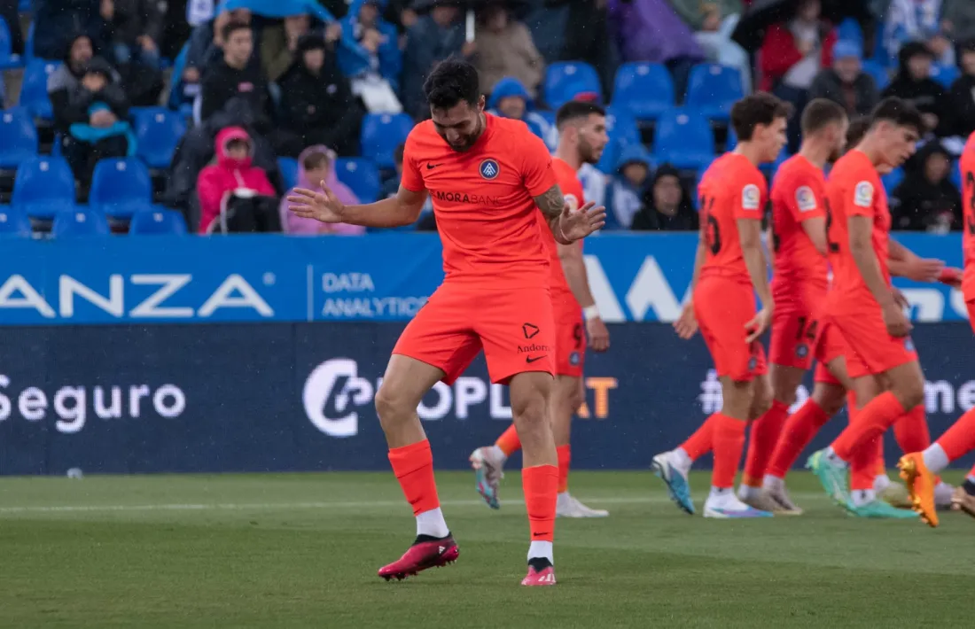 Álex Pastor, defensa central de l’FC Andorra, va avançar els d’Eder Sarabia i va celebrar el gol amb un ball davant de la càmera.