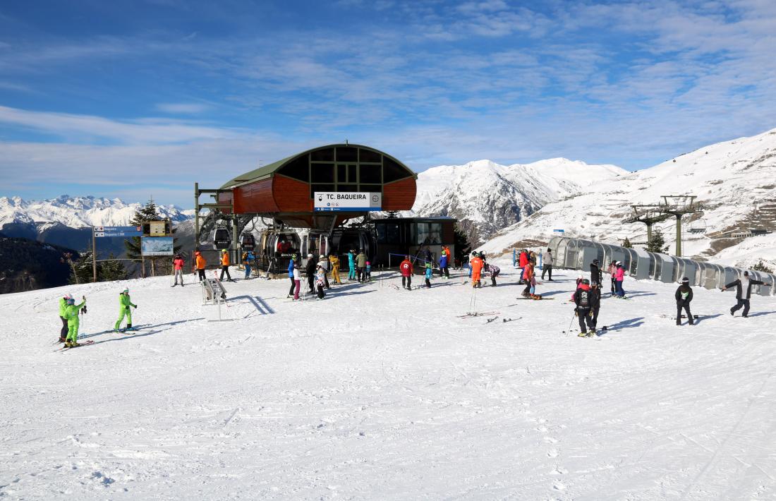 Esquiadors als voltants del telecabina de Baqueira. 