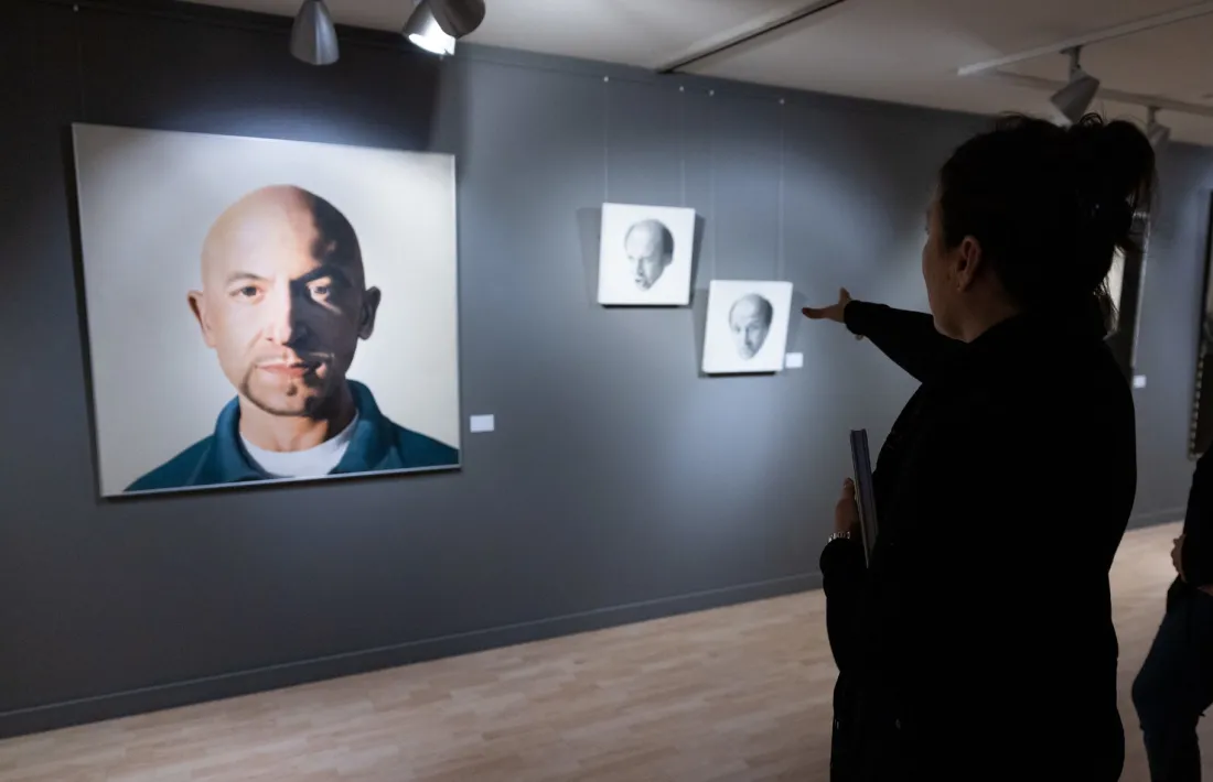 L'artista amb una de les obres de l'exposició.
