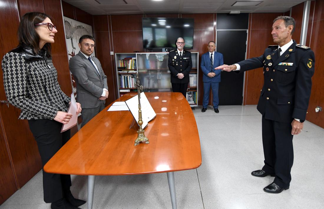 Bruno Lasne en el moment de jurar el càrrec.