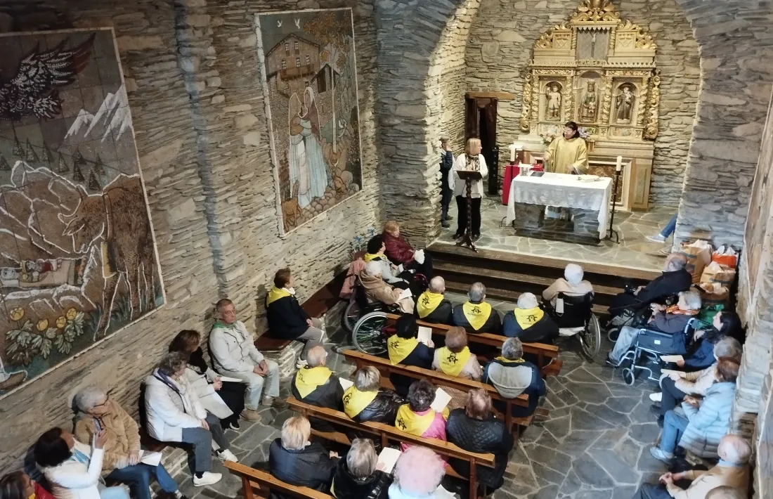 Mig centenar de padrins van pelegrinar ahir fins al santuari per asssitir a la missa de la gent gran.