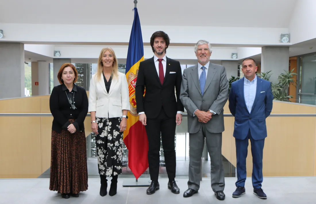 Els síndics amb els representants portuguesos en la visita d’avui al Consell General.