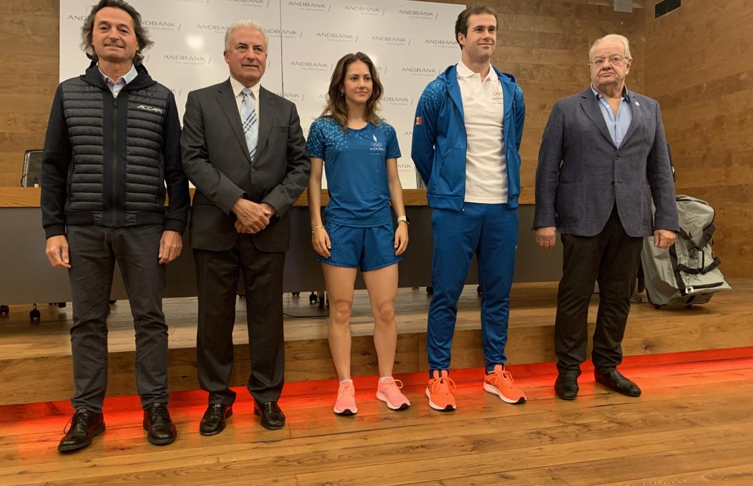 Els atletes Carlota Málaga i Guillem Arderiu van fer ahir de ‘models’ a Andbank.