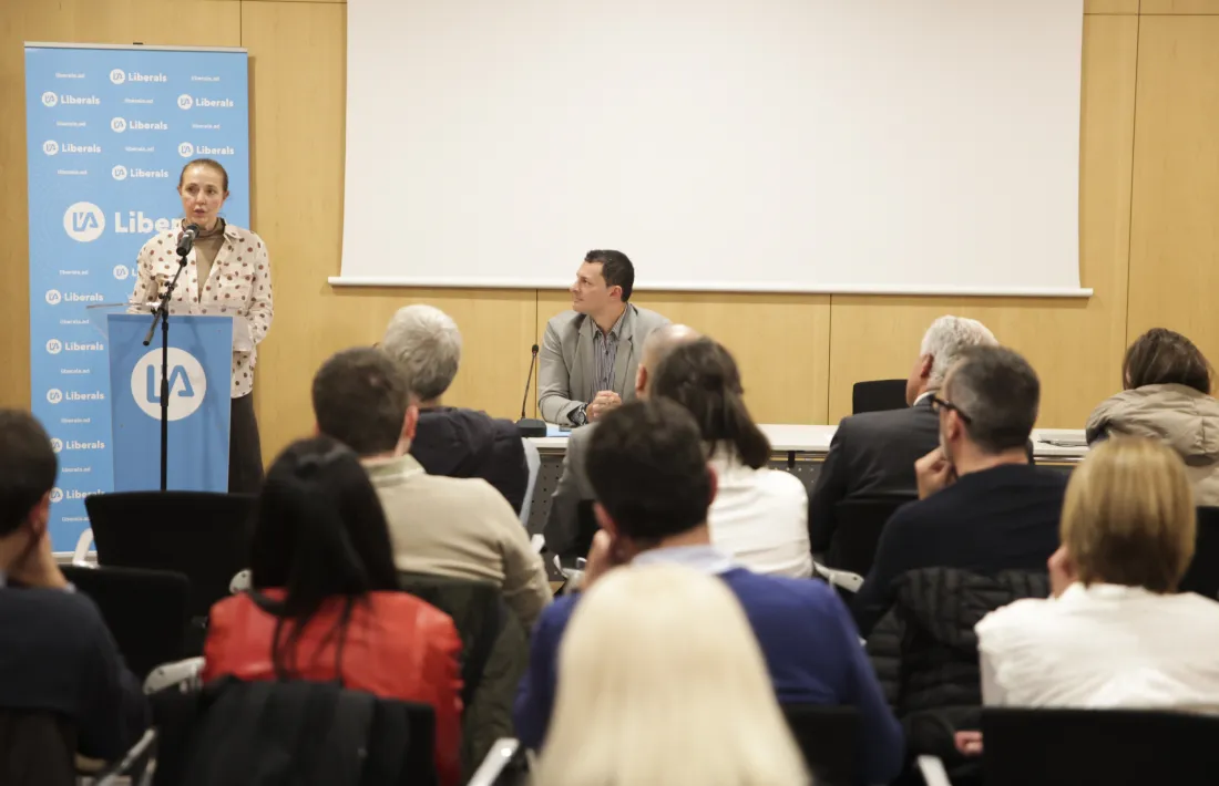 La secretària general, Maribel Lafoz, es dirigeix a la militància sota la mirada del president de Liberals, Jordi Gallardo.