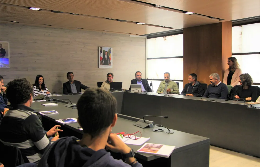 Un instant de la reunió de la taula de dinamització.