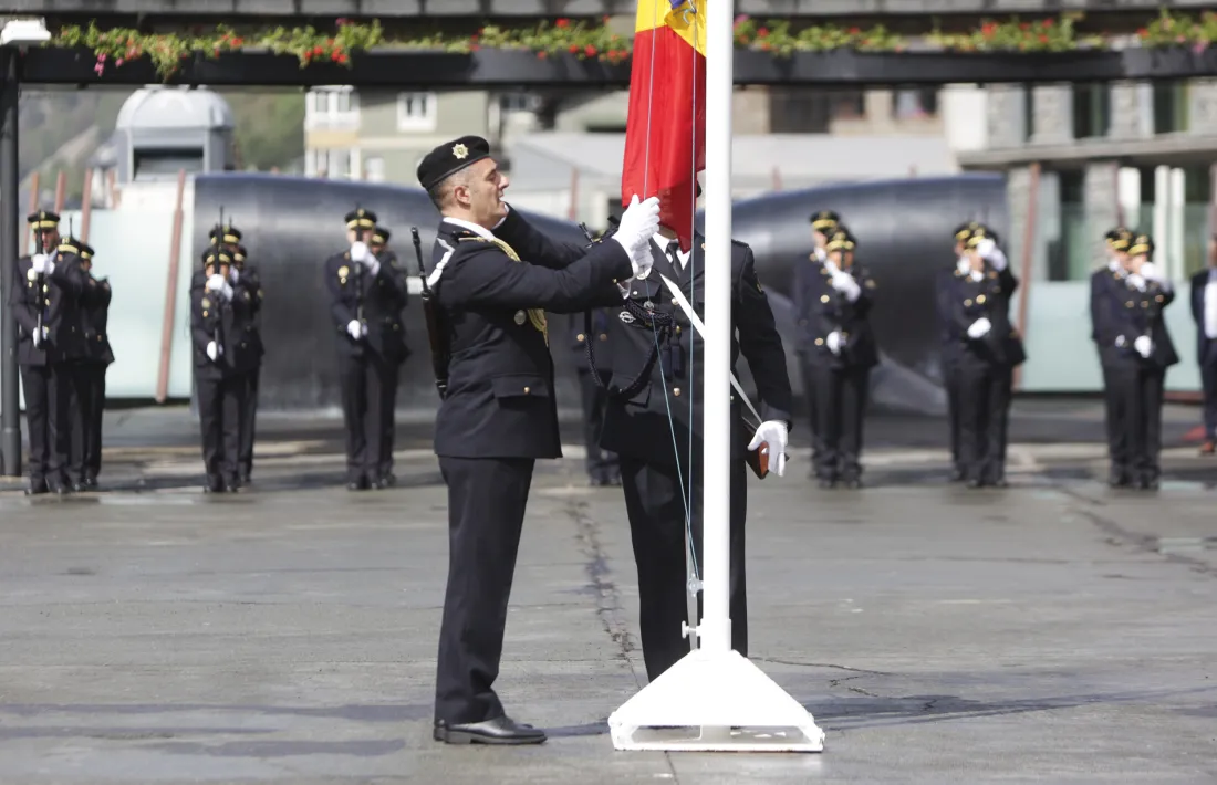Un moment de l’acte d’honor a la bandera, avui a la plaça del Poble.